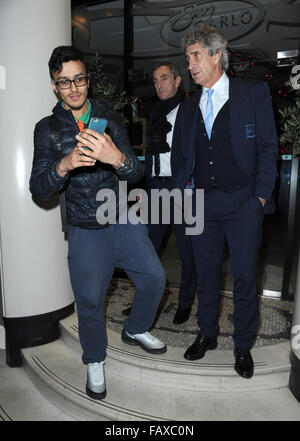 Manuel Pellegrini célébrant ses équipes 4 - 0 Gagnez plus de Hull dans la capitale une tasse à San Carlo Restaurant à Manchester avec famille et amis, lorsqu'il est harcelé par un ventilateur pour une photo avec lui pendant qu'il part. Avec : Manuel Pellegrini où Anna v - Tigresse tropicale : Banque D'Images
