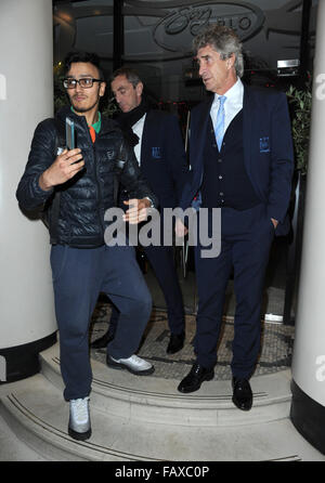 Manuel Pellegrini célébrant ses équipes 4 - 0 Gagnez plus de Hull dans la capitale une tasse à San Carlo Restaurant à Manchester avec famille et amis, lorsqu'il est harcelé par un ventilateur pour une photo avec lui pendant qu'il part. Avec : Manuel Pellegrini où Anna v - Tigresse tropicale : Banque D'Images