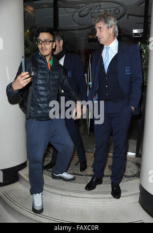 Manuel Pellegrini célébrant ses équipes 4 - 0 Gagnez plus de Hull dans la capitale une tasse à San Carlo Restaurant à Manchester avec famille et amis, lorsqu'il est harcelé par un ventilateur pour une photo avec lui pendant qu'il part. Avec : Manuel Pellegrini où Anna v - Tigresse tropicale : Banque D'Images