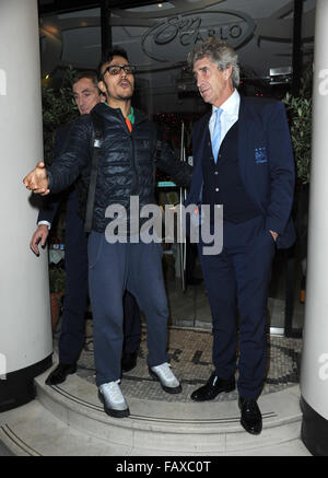 Manuel Pellegrini célébrant ses équipes 4 - 0 Gagnez plus de Hull dans la capitale une tasse à San Carlo Restaurant à Manchester avec famille et amis, lorsqu'il est harcelé par un ventilateur pour une photo avec lui pendant qu'il part. Avec : Manuel Pellegrini où Anna v - Tigresse tropicale : Banque D'Images