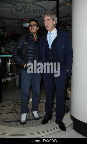 Manuel Pellegrini célébrant ses équipes 4 - 0 Gagnez plus de Hull dans la capitale une tasse à San Carlo Restaurant à Manchester avec famille et amis, lorsqu'il est harcelé par un ventilateur pour une photo avec lui pendant qu'il part. Avec : Manuel Pellegrini où Anna v - Tigresse tropicale : Banque D'Images