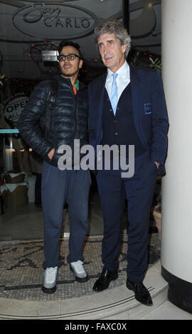 Manuel Pellegrini célébrant ses équipes 4 - 0 Gagnez plus de Hull dans la capitale une tasse à San Carlo Restaurant à Manchester avec famille et amis, lorsqu'il est harcelé par un ventilateur pour une photo avec lui pendant qu'il part. Avec : Manuel Pellegrini où Anna v - Tigresse tropicale : Banque D'Images