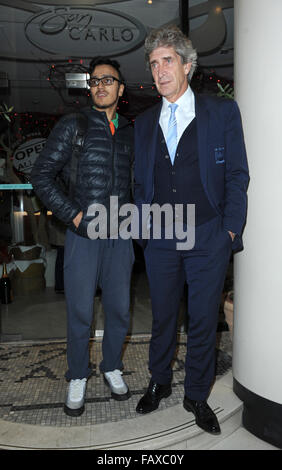 Manuel Pellegrini célébrant ses équipes 4 - 0 Gagnez plus de Hull dans la capitale une tasse à San Carlo Restaurant à Manchester avec famille et amis, lorsqu'il est harcelé par un ventilateur pour une photo avec lui pendant qu'il part. Avec : Manuel Pellegrini où Anna v - Tigresse tropicale : Banque D'Images