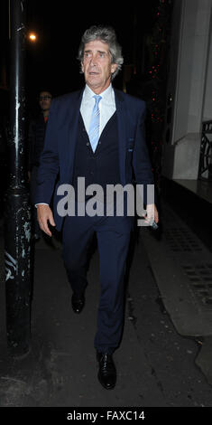 Manuel Pellegrini célébrant ses équipes 4 - 0 Gagnez plus de Hull dans la capitale une tasse à San Carlo Restaurant à Manchester avec famille et amis, lorsqu'il est harcelé par un ventilateur pour une photo avec lui pendant qu'il part. Avec : Manuel Pellegrini où Anna v - Tigresse tropicale : Banque D'Images