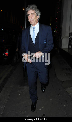 Manuel Pellegrini célébrant ses équipes 4 - 0 Gagnez plus de Hull dans la capitale une tasse à San Carlo Restaurant à Manchester avec famille et amis, lorsqu'il est harcelé par un ventilateur pour une photo avec lui pendant qu'il part. Avec : Manuel Pellegrini où Anna v - Tigresse tropicale : Banque D'Images