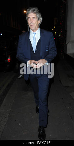 Manuel Pellegrini célébrant ses équipes 4 - 0 Gagnez plus de Hull dans la capitale une tasse à San Carlo Restaurant à Manchester avec famille et amis, lorsqu'il est harcelé par un ventilateur pour une photo avec lui pendant qu'il part. Avec : Manuel Pellegrini où Anna v - Tigresse tropicale : Banque D'Images