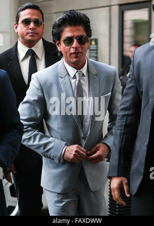 Légende de Bollywood Shah Rukh Khan arrive à la BBC dans une flotte de voitures de luxe entouré par la sécurité avec : Shah Rukh Khan Où : London, Royaume-Uni Quand : 02 déc 2015 Banque D'Images