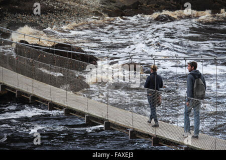 Touristes traversant le pont suspendu au-dessus de la rivière tempêtes embouchure à Tsitsikamma National Park en Afrique du Sud Banque D'Images