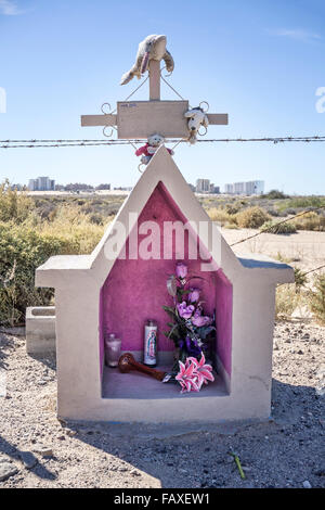 Petite route de culte avec animaux & fleurs artificielles & beachfront condos à distance baccalauréat enfant tué dans un accident de la route Banque D'Images