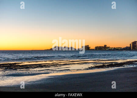 Coucher de soleil sur la mer de Cortez vu de Playa Bonita comme marée descendante révèle au-delà bas stony plage Puerto Penasco Banque D'Images