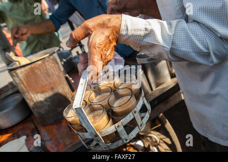 Vendeur de chai à un support rempli de verres de thé dans le marché à Dhule Banque D'Images