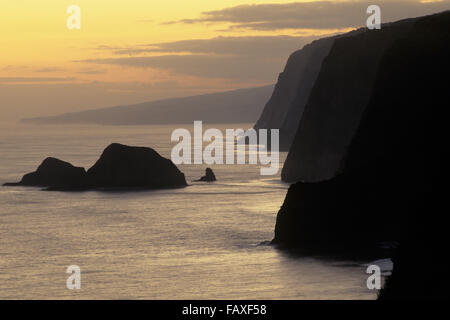 Big Island, Hawaii, le lever du soleil sur la côte Hamakua, vue à partir de la côte au vent, Pololu donnent sur le Nord d'Hawai'i, Banque D'Images