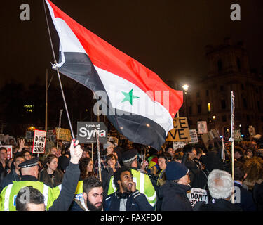 Comme les députés discutent le cas d'ISIS de bombardement en Syrie à l'intérieur, les manifestants se rassemblent à l'extérieur du Parlement pour demander au gouvernement de ne pas bombarder le pays déchiré par la guerre. Comprend : Voir Où : London, Royaume-Uni Quand : 02 déc 2015 Banque D'Images