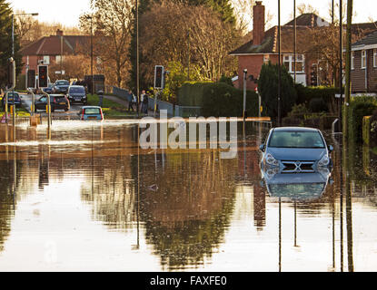 Vue d'une jonction de route inondée avec des voitures piégées dans l'inondation Banque D'Images