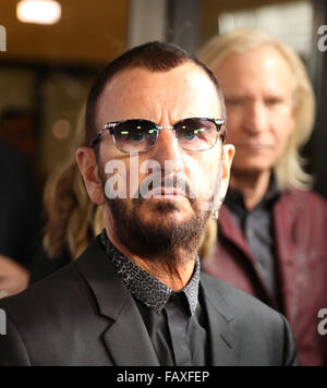 Ringo Starr et Barbara Bach Julien's Auctions événement à Julien's Auctions Gallery - Arrivées avec Ringo Starr : où : Los Angeles, California, United States Quand : 01 déc 2015 Banque D'Images