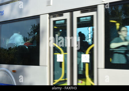 Les travailleurs de la San Bernardino County Office Building où la fusillade s'est produite sont évacués en bus comprend : San Bernardino comté Office Building workers Où : Los Angeles, California, United States Quand : 03 déc 2015 Banque D'Images