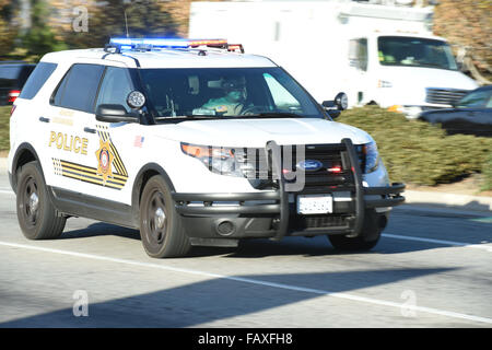 Les travailleurs de la San Bernardino County Office Building où la fusillade s'est produite sont évacués en bus comprend : San Bernardino comté Office Building workers Où : Los Angeles, California, United States Quand : 03 déc 2015 Banque D'Images