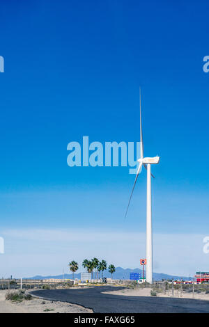 Fournit de l'énergie éolienne à Pemex Quickstop du gaz et de l'épicerie aussi bien pour la pompe à eau en désert de Sonora près de Puerto Penasco Banque D'Images