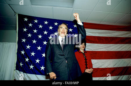 Gaithersburg, Maryland, USA, 3 mars 1996, le Sénateur Robert Dole (R-KS) à Gaithersburg, Maryland arret de campagne est rejoint sur scène par sa belle-fille Robin. Joseph Robert 'Bob' Dole est un homme politique américain qui a représenté Kansas au Sénat des États-Unis de 1969 à 1996 et à la Chambre des représentants de 1961 à 1969. Dans l'élection présidentielle de 1976, le Crédit : Mark Reinstein Banque D'Images