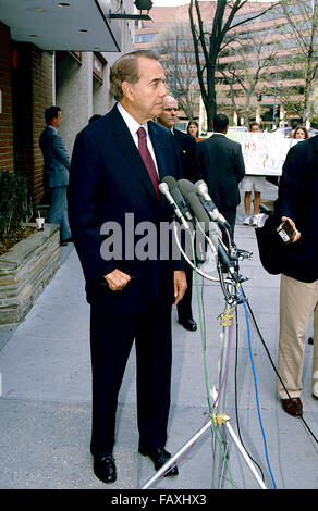 Washington, DC, USA, 1996. Le Sénateur Robert Dole (R-KS) Entretiens avec des journalistes après son apparition sur le dimanche matin talk show "Rencontre avec la presse' Robert Joseph 'Bob' Dole est un homme politique américain qui a représenté Kansas au Sénat des États-Unis de 1969 à 1996 et à la Chambre des représentants de 1961 à 1969. Dans l'élection présidentielle de 1976, le Crédit : Mark Reinstein Banque D'Images