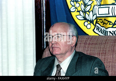 Washington, DC., USA, 25 octobre 1996, Mikhaïl Sergueïevitch Gorbatchev au National Press Club. Il était le huitième et dernier chef de l'Union soviétique, ayant servi comme Secrétaire Général du Parti communiste de l'Union soviétique de 1985 à 1991, lorsque le parti a été dissous. Il a occupé le poste de chef de l'Etat à partir de 1988 jusqu'à sa dissolution en 1991 (le titre de président du Présidium du Soviet suprême de 1988 à 1989, en tant que Président du Soviet suprême de 1989 à 1990, et comme président de l'Union soviétique de 1990 à 1991) Credit : Mark Reinstein Banque D'Images