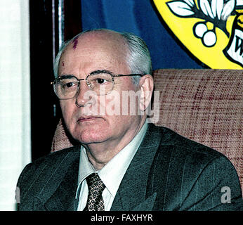 Washington, DC., USA, 25 octobre 1996, Mikhaïl Sergueïevitch Gorbatchev au National Press Club. Il était le huitième et dernier chef de l'Union soviétique, ayant servi comme Secrétaire Général du Parti communiste de l'Union soviétique de 1985 à 1991, lorsque le parti a été dissous. Il a occupé le poste de chef de l'Etat à partir de 1988 jusqu'à sa dissolution en 1991 (le titre de président du Présidium du Soviet suprême de 1988 à 1989, en tant que Président du Soviet suprême de 1989 à 1990, et comme président de l'Union soviétique de 1990 à 1991). Banque D'Images