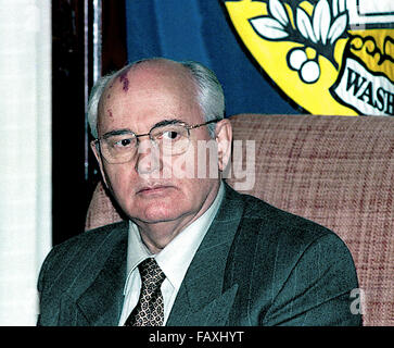 Washington, DC.USA, 25 octobre 1996, Mikhaïl Sergueïevitch Gorbatchev au National Press Club. Il était le huitième et dernier chef de l'Union soviétique, ayant servi comme Secrétaire Général du Parti communiste de l'Union soviétique de 1985 à 1991, lorsque le parti a été dissous. Il a occupé le poste de chef de l'Etat à partir de 1988 jusqu'à sa dissolution en 1991 (le titre de président du Présidium du Soviet suprême de 1988 à 1989, en tant que Président du Soviet suprême de 1989 à 1990, et comme président de l'Union soviétique de 1990 à 1991). Credit : Mark Reinstein Banque D'Images