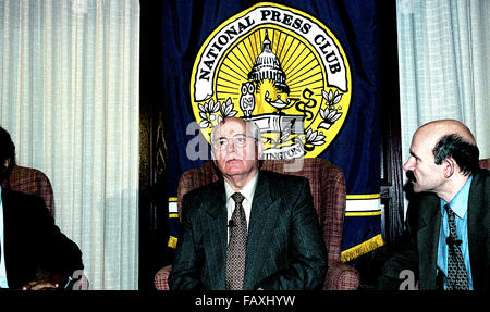 Washington, DC., USA, 25 octobre 1996, Mikhaïl Sergueïevitch Gorbatchev au National Press Club. Il était le huitième et dernier chef de l'Union soviétique, ayant servi comme Secrétaire Général du Parti communiste de l'Union soviétique de 1985 à 1991, lorsque le parti a été dissous. Il a occupé le poste de chef de l'Etat à partir de 1988 jusqu'à sa dissolution en 1991 (le titre de président du Présidium du Soviet suprême de 1988 à 1989, en tant que Président du Soviet suprême de 1989 à 1990, et comme président de l'Union soviétique de 1990 à 1991) Credit : Mark Reinstein Banque D'Images