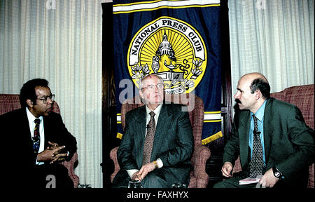 Washington, DC., USA, 25 octobre 1996, Mikhaïl Sergueïevitch Gorbatchev au National Press Club. Il était le huitième et dernier chef de l'Union soviétique, ayant servi comme Secrétaire Général du Parti communiste de l'Union soviétique de 1985 à 1991, lorsque le parti a été dissous. Il a occupé le poste de chef de l'Etat à partir de 1988 jusqu'à sa dissolution en 1991 (le titre de président du Présidium du Soviet suprême de 1988 à 1989, en tant que Président du Soviet suprême de 1989 à 1990, et comme président de l'Union soviétique de 1990 à 1991) Credit : Mark Reinstein Banque D'Images