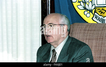 Washington, DC., USA, 25 octobre 1996, Mikhaïl Sergueïevitch Gorbatchev au National Press Club. Il était le huitième et dernier chef de l'Union soviétique, ayant servi comme Secrétaire Général du Parti communiste de l'Union soviétique de 1985 à 1991, lorsque le parti a été dissous. Il a occupé le poste de chef de l'Etat à partir de 1988 jusqu'à sa dissolution en 1991 (le titre de président du Présidium du Soviet suprême de 1988 à 1989, en tant que Président du Soviet suprême de 1989 à 1990, et comme président de l'Union soviétique de 1990 à 1991) Credit : Mark Reinstein Banque D'Images