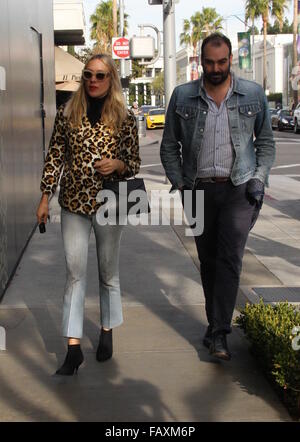 Chloe Sevigny portant une veste à motifs léopard quitte Ebaldi restaurant à Los Angeles avec un ami comprend : Chloe Sevigny Où : Los Angeles, California, United States Quand : 03 déc 2015 Banque D'Images