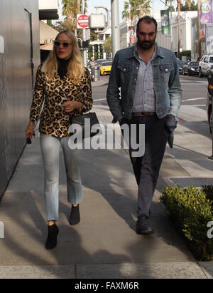 Chloe Sevigny portant une veste à motifs léopard quitte Ebaldi restaurant à Los Angeles avec un ami comprend : Chloe Sevigny Où : Los Angeles, California, United States Quand : 03 déc 2015 Banque D'Images