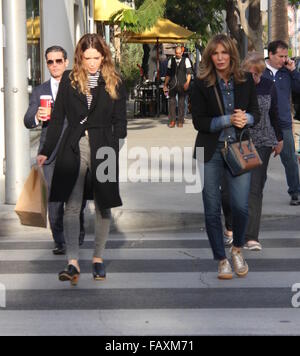 Jaclyn Smith sortir shopping avec sa fille dans la région de Los Angeles comprend : Jaclyn Smith, Margaret Spencer Richmond Où : Los Angeles, California, United States Quand : 03 déc 2015 Banque D'Images