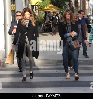 Jaclyn Smith sortir shopping avec sa fille dans la région de Los Angeles comprend : Jaclyn Smith, Margaret Spencer Richmond Où : Los Angeles, California, United States Quand : 03 déc 2015 Banque D'Images