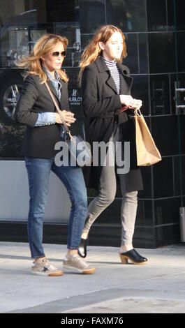 Jaclyn Smith sortir shopping avec sa fille dans la région de Los Angeles comprend : Jaclyn Smith, Margaret Spencer Richmond Où : Los Angeles, California, United States Quand : 03 déc 2015 Banque D'Images