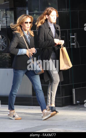 Jaclyn Smith sortir shopping avec sa fille dans la région de Los Angeles comprend : Jaclyn Smith, Margaret Spencer Richmond Où : Los Angeles, California, United States Quand : 03 déc 2015 Banque D'Images