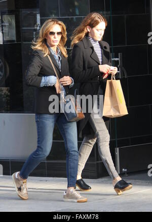 Jaclyn Smith sortir shopping avec sa fille dans la région de Los Angeles comprend : Jaclyn Smith, Margaret Spencer Richmond Où : Los Angeles, California, United States Quand : 03 déc 2015 Banque D'Images