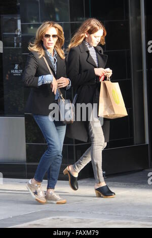 Jaclyn Smith sortir shopping avec sa fille dans la région de Los Angeles comprend : Jaclyn Smith, Margaret Spencer Richmond Où : Los Angeles, California, United States Quand : 03 déc 2015 Banque D'Images