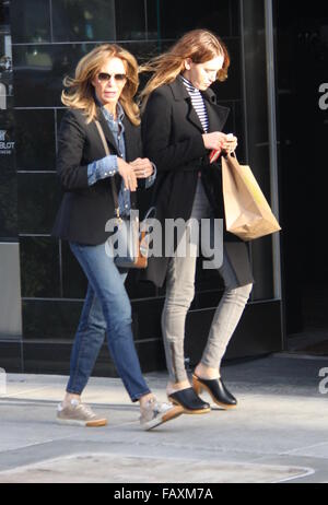 Jaclyn Smith sortir shopping avec sa fille dans la région de Los Angeles comprend : Jaclyn Smith, Margaret Spencer Richmond Où : Los Angeles, California, United States Quand : 03 déc 2015 Banque D'Images