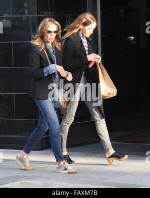 Jaclyn Smith sortir shopping avec sa fille dans la région de Los Angeles comprend : Jaclyn Smith, Margaret Spencer Richmond Où : Los Angeles, California, United States Quand : 03 déc 2015 Banque D'Images