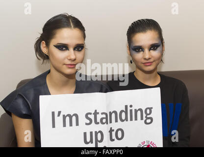 Bloom Twins backstage pendant qu'ils se préparent à soutenir à la Duran Duran Arena Genting à Birmingham comprend : Bloom Twins, Anna Kuprienko, Sonia Kuprienko Où : Birmingham, Royaume-Uni Quand : 04 déc 2015 Banque D'Images