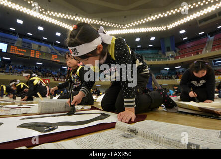 Tokyo, Japon. 5e Jan, 2016. Les participants utilisent des pinceaux pour calligraphie mots d'encre lors d'un jamboree à la calligraphie annuelle Nihon Budokan Arts Martiaux Hall de Tokyo le mardi, Janvier 5, 2016. C'est une longue tradition au Japon pour écrire positif et encourageant des mots ou des phrases avec la calligraphie brosse pour faire montre de détermination pour la nouvelle année. Credit : Natsuki Sakai/AFLO/Alamy Live News Banque D'Images