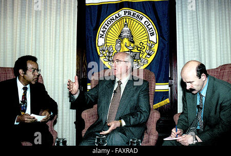 Washington, DC., USA 25 octobre 1996, Mikhaïl Sergueïevitch Gorbatchev au National Press Club. Il était le huitième et dernier chef de l'Union soviétique, ayant servi comme Secrétaire Général du Parti communiste de l'Union soviétique de 1985 à 1991, lorsque le parti a été dissous. Il a occupé le poste de chef de l'Etat à partir de 1988 jusqu'à sa dissolution en 1991 (le titre de président du Présidium du Soviet suprême de 1988 à 1989, en tant que Président du Soviet suprême de 1989 à 1990, et comme président de l'Union soviétique de 1990 à 1991) Credit : Mark Reinstein Banque D'Images