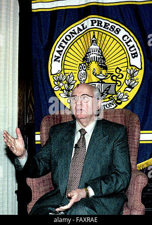 Washington, DC., USA, 25 octobre 1996, Mikhaïl Sergueïevitch Gorbatchev au National Press Club. Il était le huitième et dernier chef de l'Union soviétique, ayant servi comme Secrétaire Général du Parti communiste de l'Union soviétique de 1985 à 1991, lorsque le parti a été dissous. Il a occupé le poste de chef de l'Etat à partir de 1988 jusqu'à sa dissolution en 1991 (le titre de président du Présidium du Soviet suprême de 1988 à 1989, en tant que Président du Soviet suprême de 1989 à 1990, et comme président de l'Union soviétique de 1990 à 1991) Credit : Mark Reinstein Banque D'Images