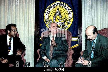 Washington, DC., USA, 25 octobre 1996, Mikhaïl Sergueïevitch Gorbatchev au National Press Club. Il était le huitième et dernier chef de l'Union soviétique, ayant servi comme Secrétaire Général du Parti communiste de l'Union soviétique de 1985 à 1991, lorsque le parti a été dissous. Il a occupé le poste de chef de l'Etat à partir de 1988 jusqu'à sa dissolution en 1991 (le titre de président du Présidium du Soviet suprême de 1988 à 1989, en tant que Président du Soviet suprême de 1989 à 1990, et comme président de l'Union soviétique de 1990 à 1991) Credit : Mark Reinstein Banque D'Images