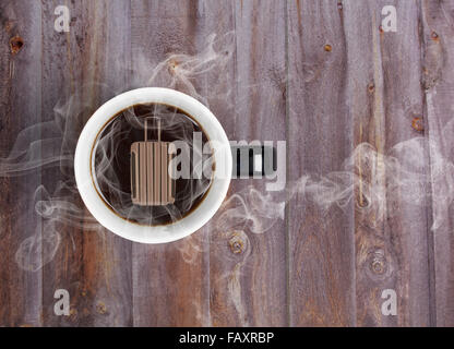 Vous rêvez de parcourir plus de tasse de café chaud concept - mug mis sur table en bois avec du café noir chaud et suitcase Banque D'Images