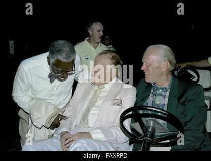 Winston-Salem, Caroline du Nord, USA, 31 mai 1991, Bob Hope et l'ancien président Gerald R. Ford s'asseoir dans un chariot de golf tandis que les clients et fans de vœux à l'Assemblée Bing Crosby Clambake Tournoi de Golf au Bermuda Run Country Club. La chanteuse de jazz Joe Williams salue l'espoir et Ford Credit : Mark Reinstein Banque D'Images