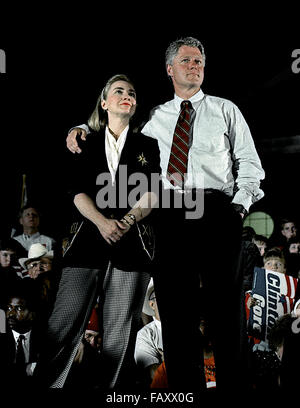 La Nouvelle Orléans, Louisiane, USA, 16 octobre, 1992 candidate présidentielle William Clinton et son colistier Albert Gore Jr. ainsi que leurs épouses Hillary et Tipper faire une campagne s'arrêtent à Dillard University de New Orleans. Credit : Mark Reinstein Banque D'Images