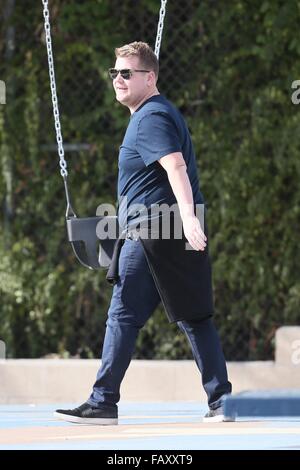 James Corden joue avec son fils Max au parc avec : James Corden Où : Los Angeles, California, United States Quand : 05 déc 2015 Banque D'Images