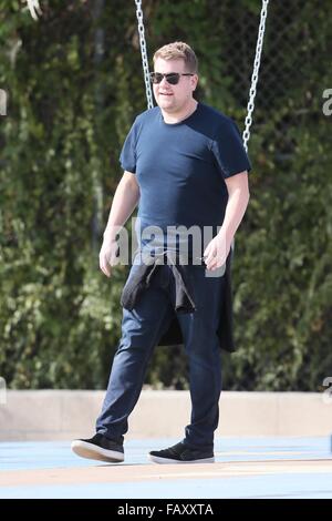 James Corden joue avec son fils Max au parc avec : James Corden Où : Los Angeles, California, United States Quand : 05 déc 2015 Banque D'Images